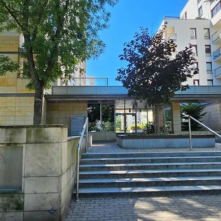 2 Bedrooms, 7 Minutes From Airport *