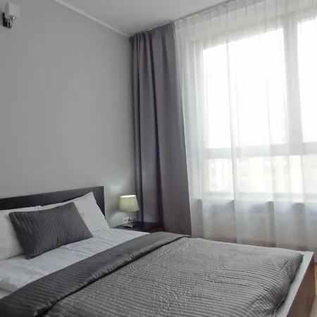 2 Bedrooms, 7 Minutes From Airport * Varsavia