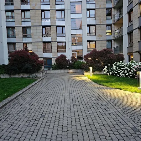 2 Bedrooms, 7 Minutes From Airport *