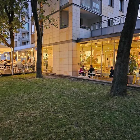 2 Bedrooms, 7 Minutes From Airport ワルシャワ