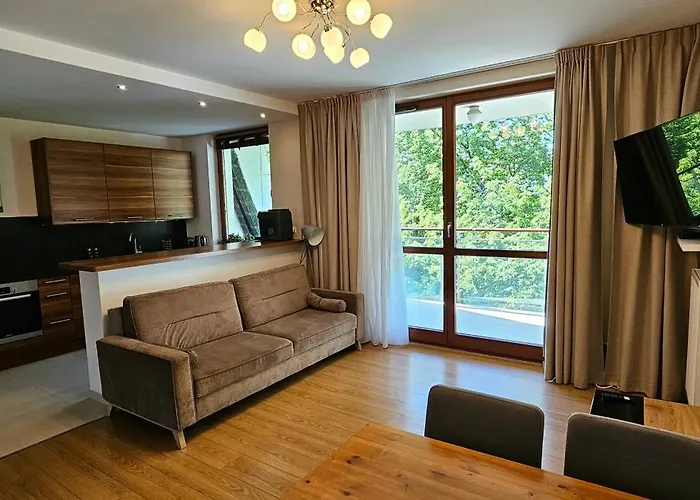 2 Bedrooms, 7 Minutes From Airport ワルシャワ