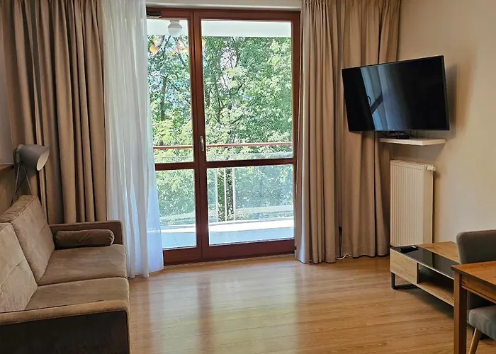 2 Bedrooms, 7 Minutes From Airport ワルシャワ