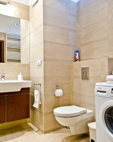 2 Bedrooms, 7 Minutes From Airport