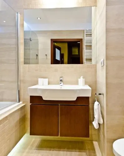 2 Bedrooms, 7 Minutes From Airport アパート