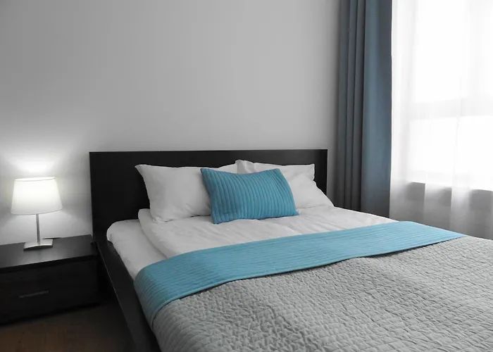 2 Bedrooms, 7 Minutes From Airport アパート *