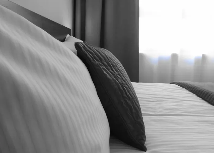 2 Bedrooms, 7 Minutes From Airport *