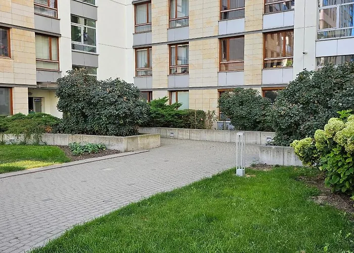 2 Bedrooms, 7 Minutes From Airport ワルシャワ
