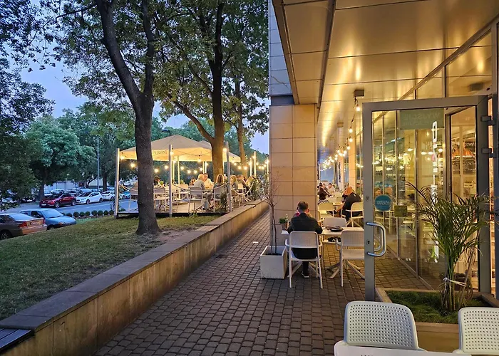 2 Bedrooms, 7 Minutes From Airport アパート