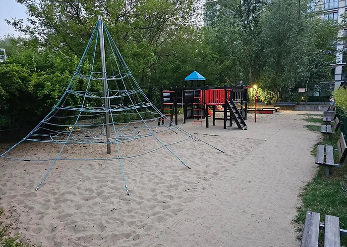 2 Bedrooms, 7 Minutes From Airport * Varsóvia