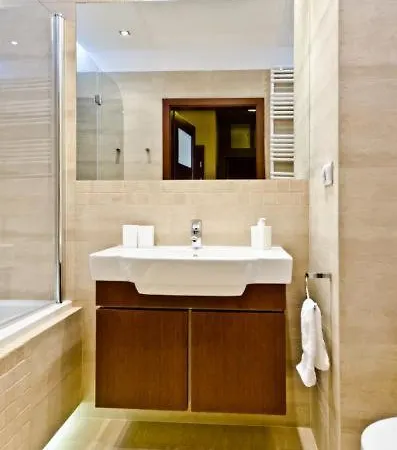 2 Bedrooms, 7 Minutes From Airport 아파트