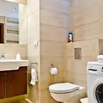 2 Bedrooms, 7 Minutes From Airport