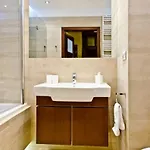 2 Bedrooms, 7 Minutes From Airport Lejlighed