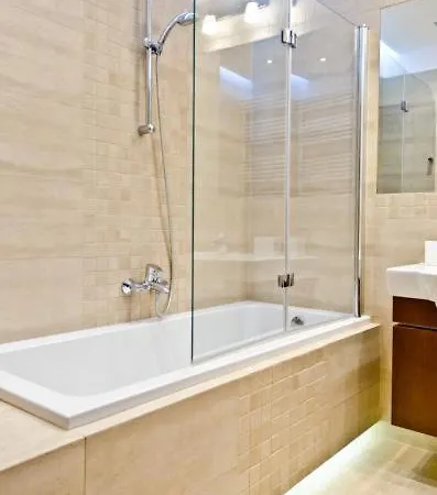 Lägenhet 2 Bedrooms, 7 Minutes From Airport Warszawa