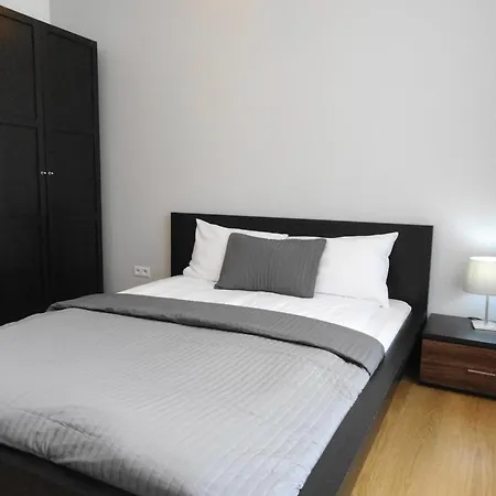 2 Bedrooms, 7 Minutes From Airport Lägenhet *