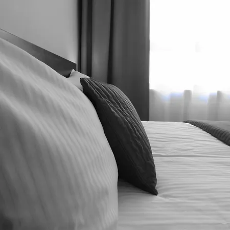 2 Bedrooms, 7 Minutes From Airport *