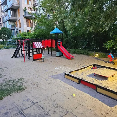 2 Bedrooms, 7 Minutes From Airport Warszawa